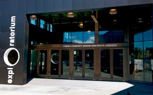 Main_Entrance_to_the_Exploratorium_at_Pier_15
